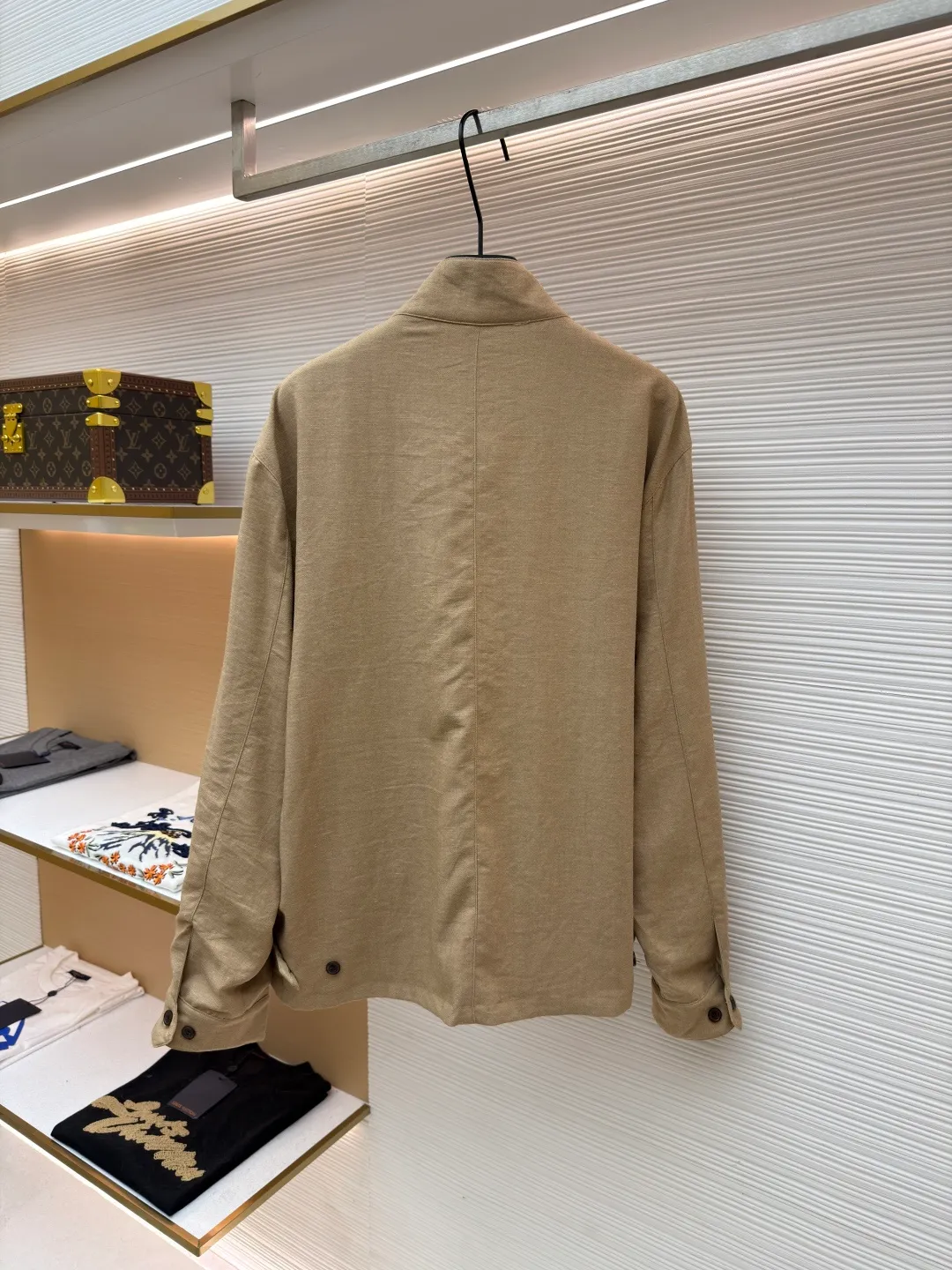 P630 Ralph Lauren logo embroidered reversible jacket ●Original version: Purchased and developed for 3990 ●Item number: 1681791-B75 ●Material: matte moire taffeta fabric ●Technology: embroidery production ●Color: khaki ●Version: fitted version ●Weight: about 520g ●Size: S-M-L-XL ●Description: Customized matte moire taffeta and twill jacquard brocade, light and tough Smooth drape, comfortable and skin-friendly, khaki brown tone, calm and noble, twin clothes, unlimited style. One side is decorated with twill jacquard brocade, which has its own retro filter, like an old-school gentleman's pocket watch gear. The other side is made of matte moiré taffeta, which has a relaxed breathing feeling. Casual and casual genes, exquisite pony logo embellishment, fully recognizable. The classic stand-up collar is tied with three hidden button tabs. Simplicity controls complexity. The design philosophy hidden in the details. Double-sided style. One garment hides old money and slack. It adopts imported machine embroidery technology. It uses advanced computer control system and precision mechanical components to realize the iconic pony embroidery operation. High precision. The lines are smooth and delicate. The template machine opens the bag. The preset template guides the position, shape and size of the bag. The accuracy ensures the quality of the bag opening effect. Ergonomic three-dimensional cutting. Return to traditional craftsmanship through segmentation, folding, shrinking and stretching. The so-called slow work produces fine work, which is respect for the material. The pursuit of hand feel requires complex and tedious workmanship, slow aging, high wear and tear, and the fabrics have been carefully washed to provide better hand feel and texture, not easy to deform, not easy to shrink, not easy to fade, and maintain long-term beauty. The overall wiring is straight and delicate, the fabric is comfortable and soft, and the color is consistent without color difference. It can be matched with the same style to create a fashionable look and control various occasions. Customized accessories, complete with three standards, same style for men and women!